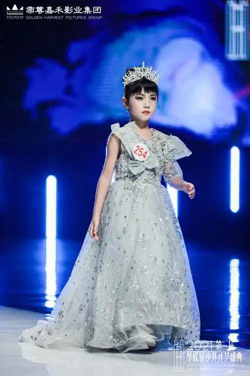 萌娃show出明星范超级童模秀美图来袭