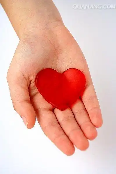 手捂心脏的表情图片