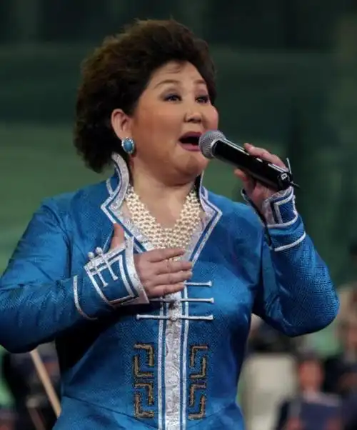 去世远嫁与义子相依18年前吉祥三宝组合现状令人感慨