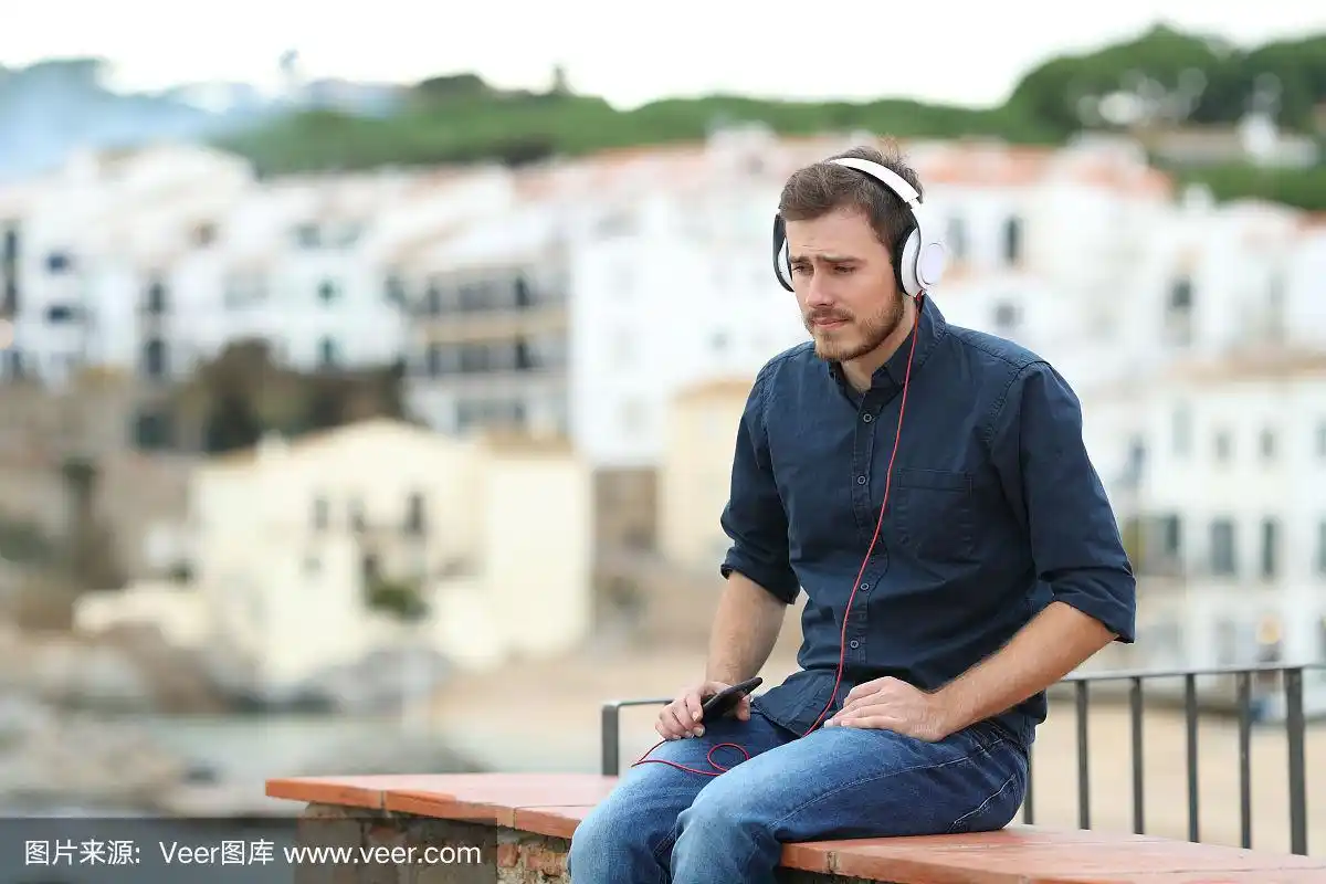 一个站在窗台上听音乐的悲伤男人