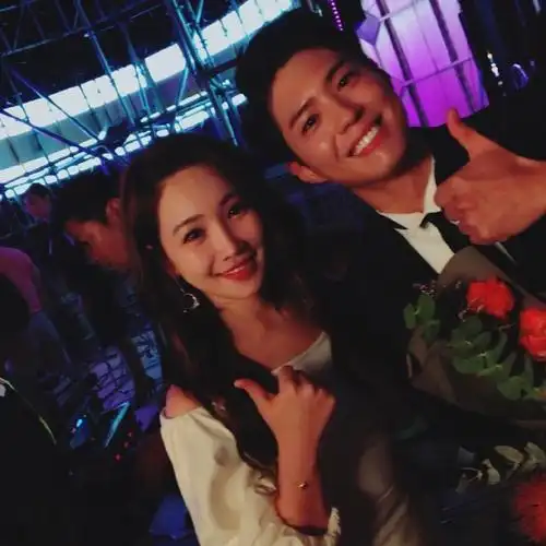 [朴宝剑][新闻]170916 李宥利前辈公开宝剑合照 俊男美女画面养眼