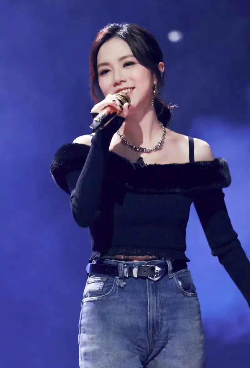 看见邓紫棋开心的笑容,为什么自己也会情不自禁的开心起来呢?