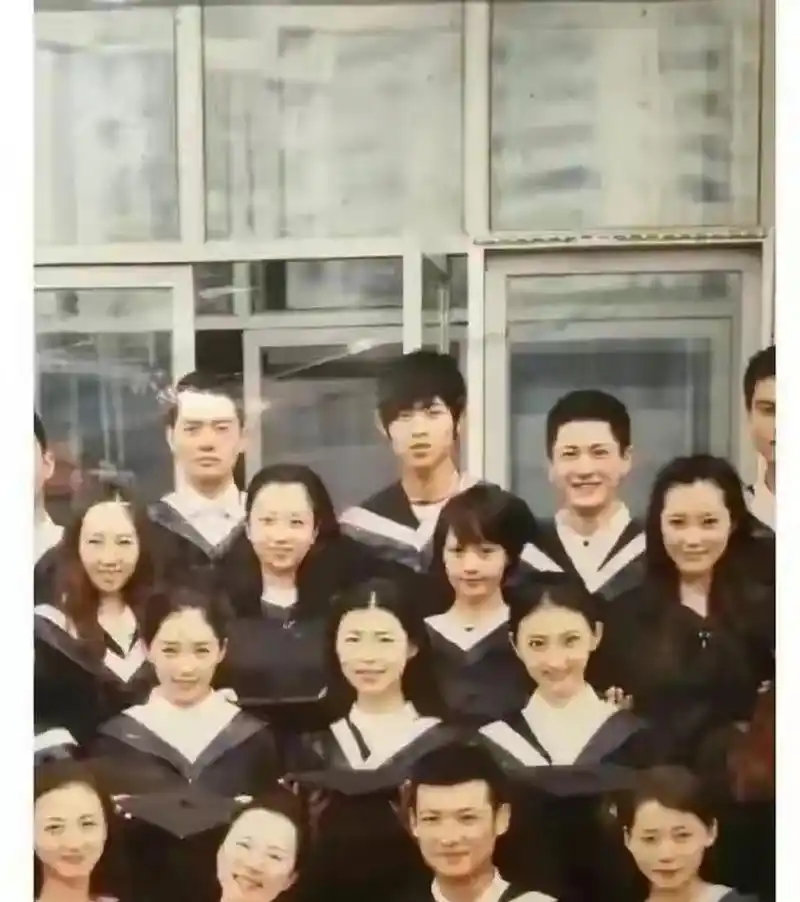 北影景甜和同班同学大合影,是不是校花不好说,当个班花那不是绰绰有余