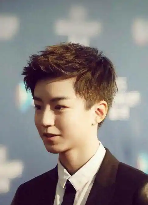 二月二好兆"头"王俊凯晒最新发型 帅气小凯发型回顾