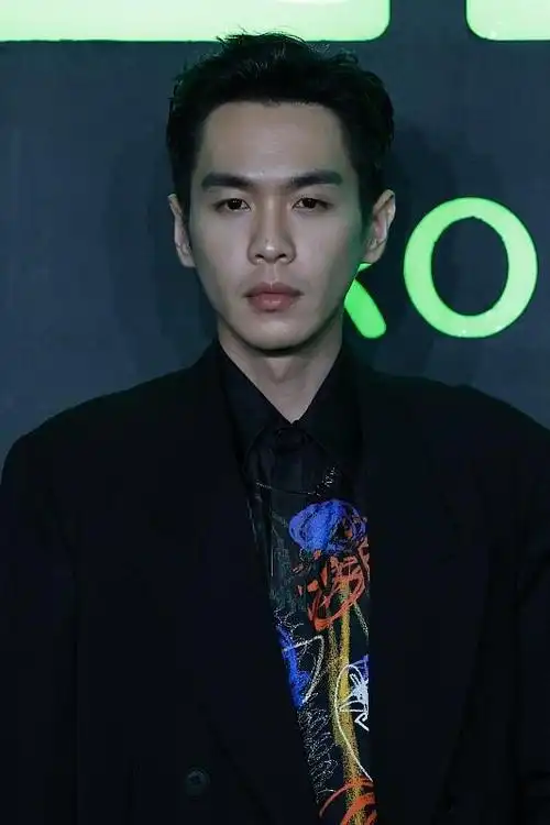 张若昀还是胖点更帅气,瘦得脱相都没活力,但穿黑色大衣挺有型