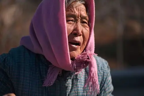 包头巾的老人--苦 - 人物类 摄影大赛2015 - 国家地理中文网