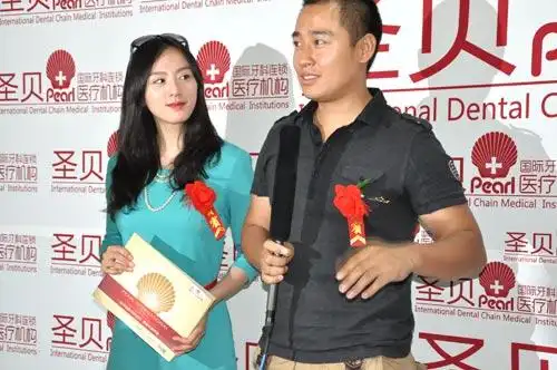 王小毅,赵叶索接受记者采访活动结束后,王小毅,赵叶索纷纷接受记者