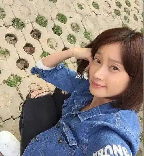 沈佳妮晒照从不修图真实皮肤是蜡黄色却更有一种朴素的美