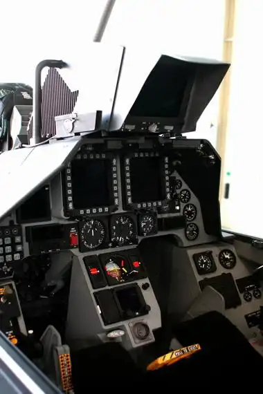 图文:美制新型f-16战斗机的先进座舱