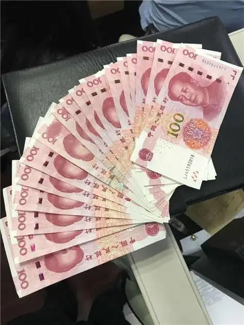 女子随手将钱包塞入沙发缝隙 转身回来发现现金不翼而飞 - 全国县委