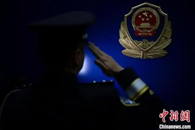 图为陆锋的背影.普洱边境管理支队 供图