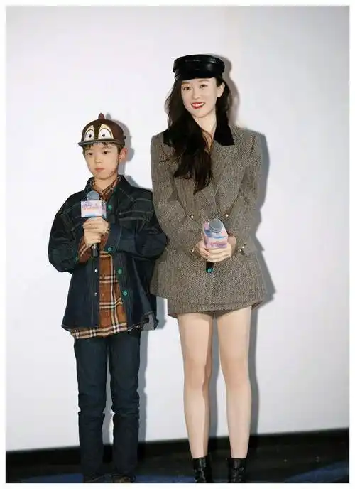 霍思燕全家尝麻辣烫妹妹拜扎丸子头嗯哼渐似杜江