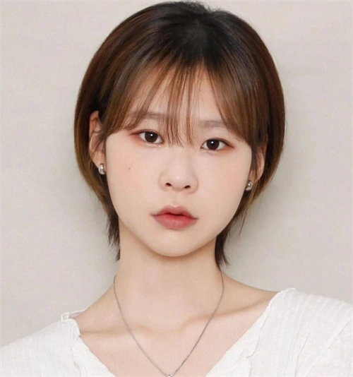 少年感十足的超短发,走酷酷路线的女生可以剪这款.