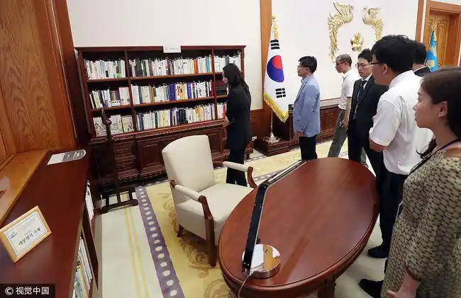 韩国:文在寅就职百日 青瓦台向媒体开放总统办公室