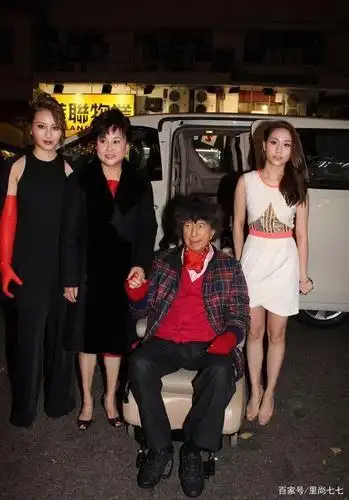 三太陈婉珍携两女同框,何超云披斗篷气场强,何超莲穿白裙好清新