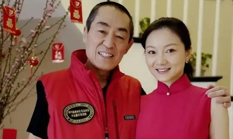 虽然两个人相差31岁,但是这并不能阻拦陈婷对张艺谋的爱慕,在张艺谋的