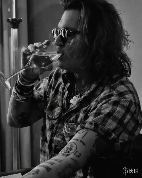 强尼德普展示左手新纹身断箭图案 新的开始,新希望! - 新快网