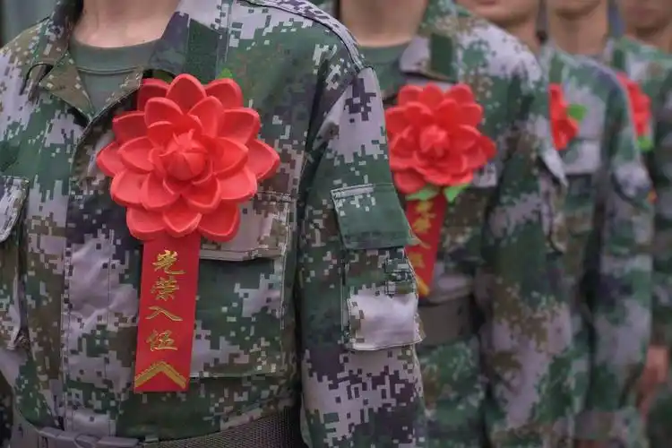 县长黄一碧代表县委,县政府向光荣应征入伍的全体新兵表示热烈的祝贺