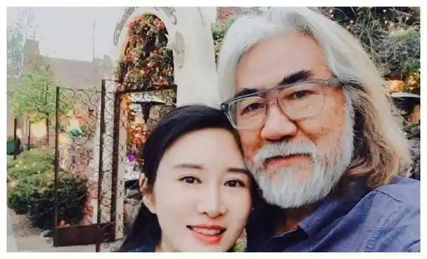 72岁导演张纪中与妻子杜星霖在社交平台发布喜讯其妻子再次怀孕