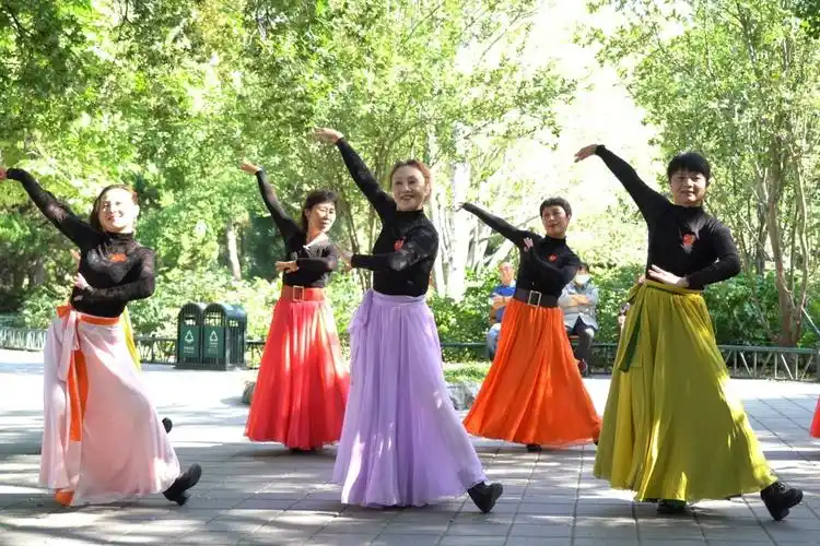 魅力朵朵广场舞最亲的人歌好听舞更美分享给你