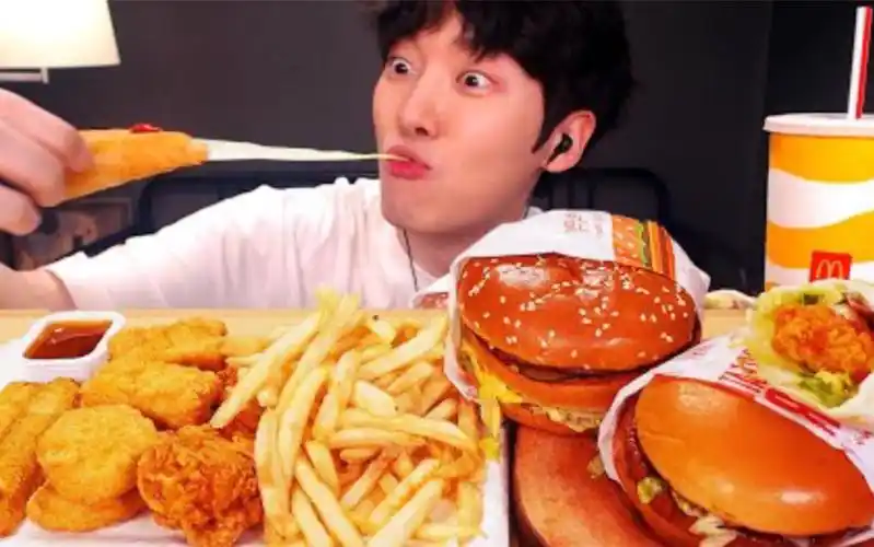 「汉堡薯条」炸鸡块鸡腿鸡肉卷套餐大口吃胖子最爱的汉堡 真的超大一