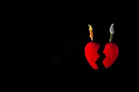 伤心的卡通动物郁闷黏土黑色背景的心碎概念在黑色背景上破碎的设计