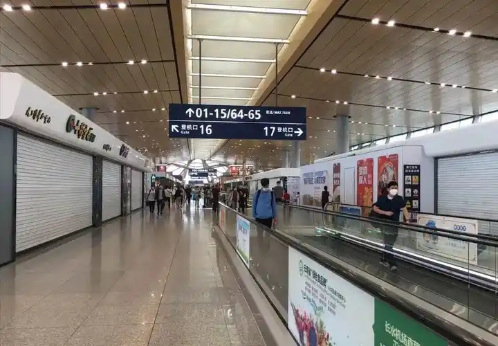 昆明长水机场候机厅商铺,2020年8月21日上午9时10分,有些冷清