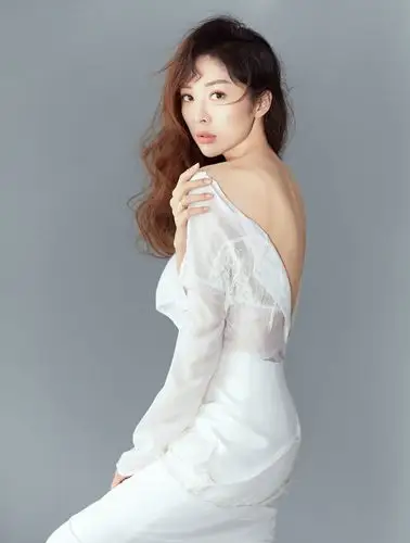 童苡萱裸妆写真温润如玉香肩美背性感脱俗