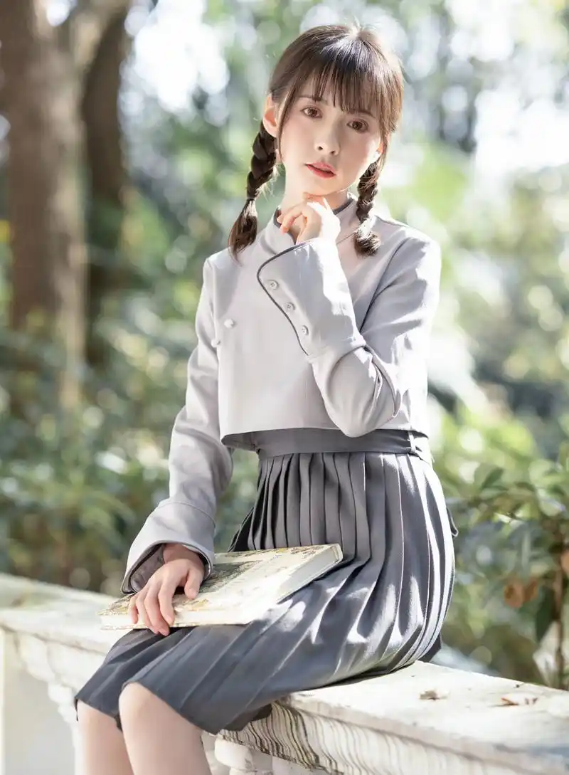 外景下的清纯可爱小辫子女孩