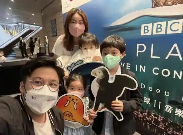 郭晶晶已回到国内俩女儿穿着蓝色姐妹装亮相南沙霍中曦未出镜