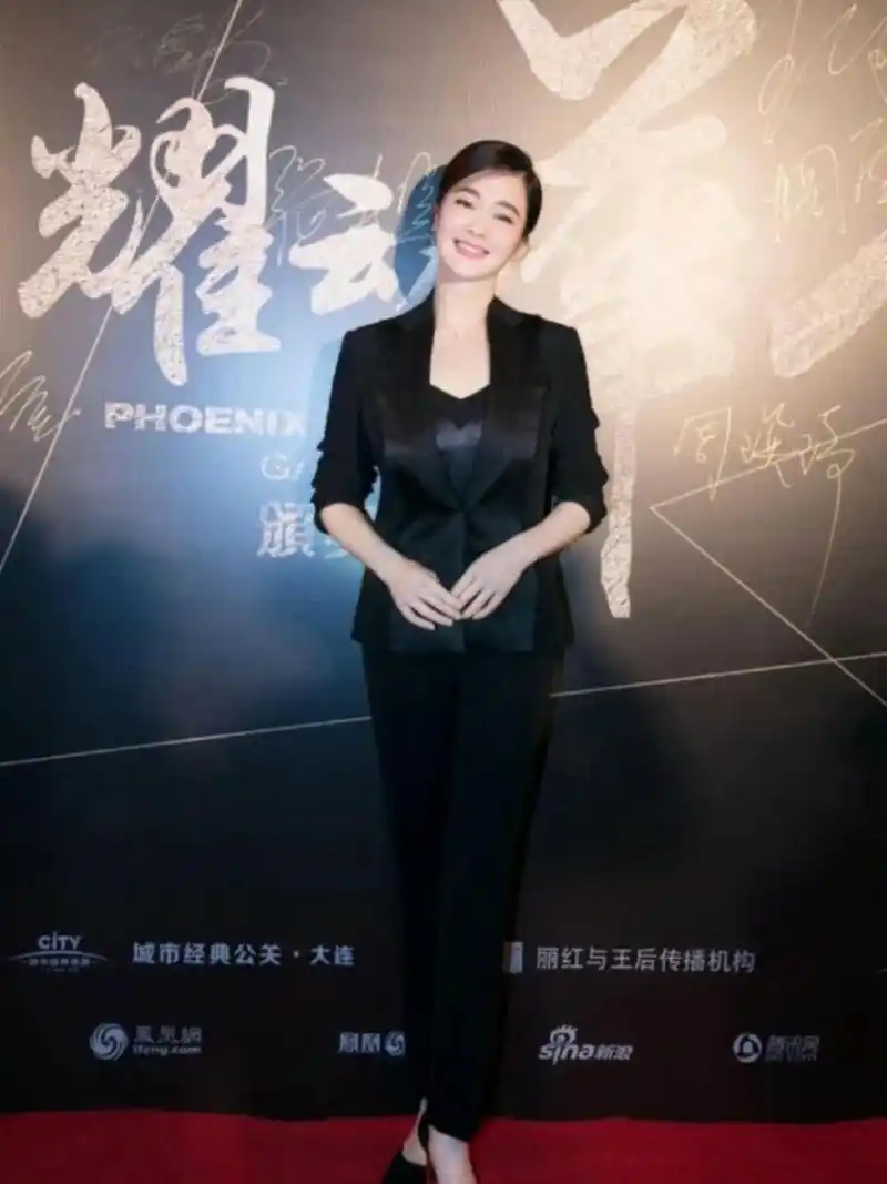 左小青气质没得挑,西装也能穿出"女人味",优雅感十足