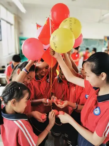 向国旗敬礼,做时代新人