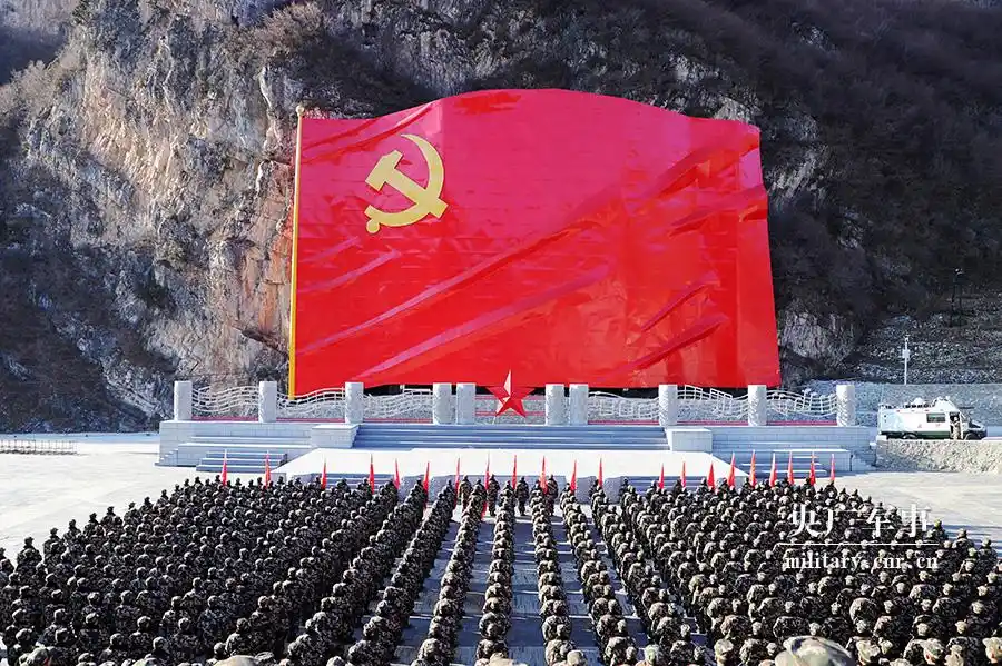 巨幅党旗下宣誓!武警北京总队某部官兵誓言憾人心