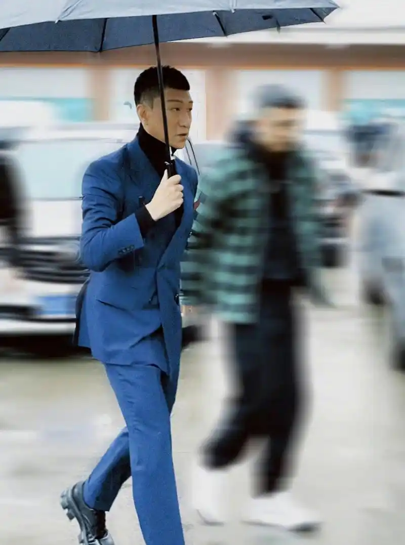 《#萌探探探案# 》最新录制路透,孙红雷身着深蓝色西装在雨中单手撑伞