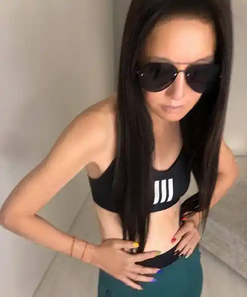 "婚纱皇后"王薇薇庆71岁又火了!穿露腰衣秀蝴蝶背,20岁少女样