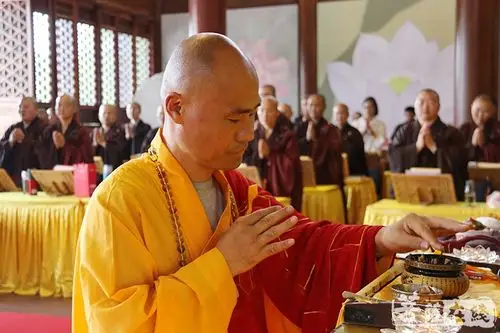 大觉禅寺住持宗学法师拈香主法(图片来源:菩萨在线 摄影:妙澄)