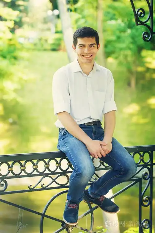 年轻男人微笑着室外的肖像照片-正版商用图片1k3r0j-摄图新视界