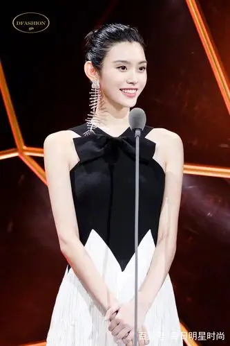 维密超模奚梦瑶一袭时尚拼接礼服星尚活动风尚秀!
