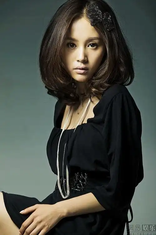 王子文昔日男人装写真个矮但身材不错