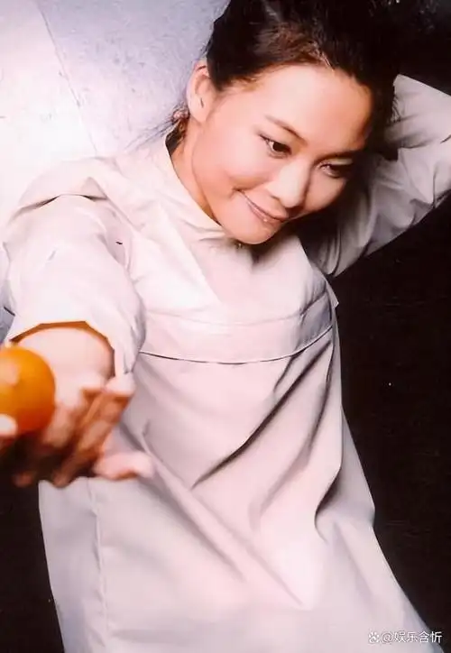 她曾与王菲齐名却因感情被男友逼疯如今49岁沦落街头无人认