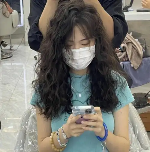 烫发羊毛卷中长发