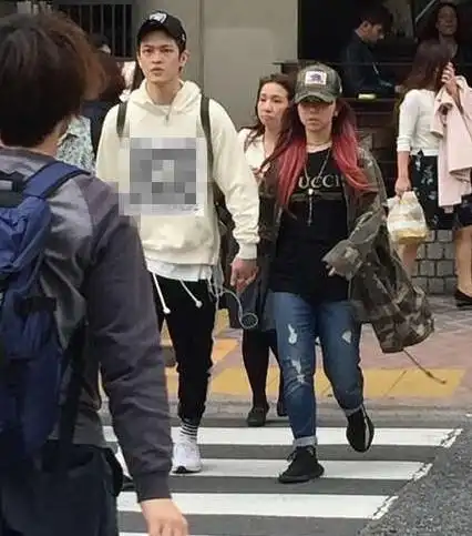 邓紫棋男友mark ngai身份背景:家境富裕 外公系富商王国旌