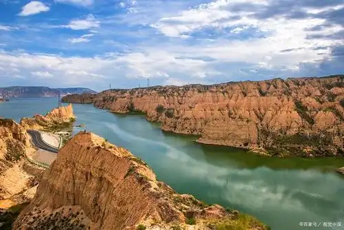 青海龙羊峡镇,拥有湖泊,峡谷,土林,沙漠四种地貌的小镇