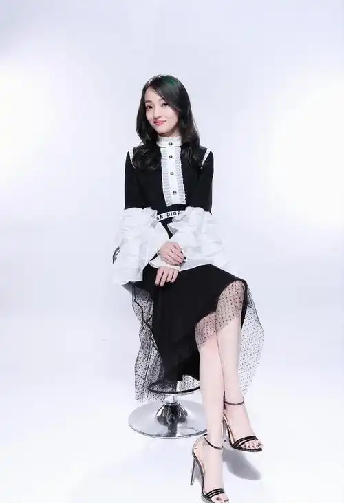 张韶涵真聪明一身红色行头配高跟鞋裤脚剪开10厘米更显高了