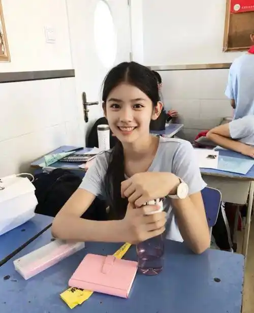 网友们形容她是"一看就很贵气的女孩",但她今年才14岁?