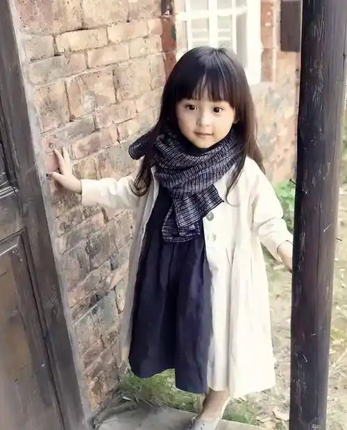 刘楚恬的父母都是中国人.