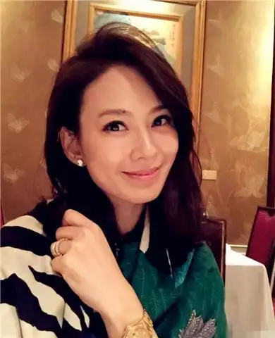 她与陈妍希是校友,是陶喆唯一承认的前任,现嫁入豪门被宠成公主