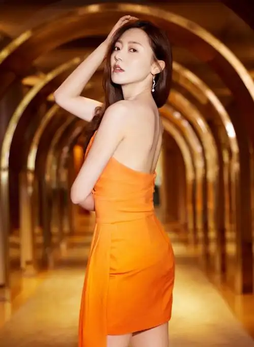 黄梦莹最新穿搭美出天际,橙色抹胸裙彰显完美身材,性感又甜美