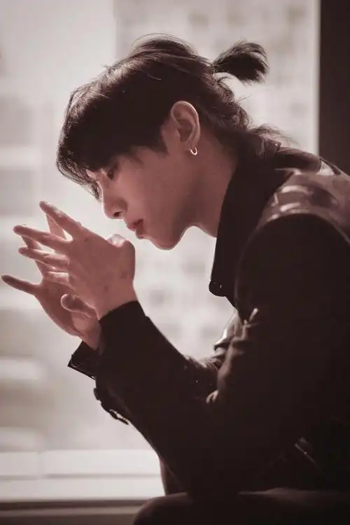 华晨宇扎小辫子