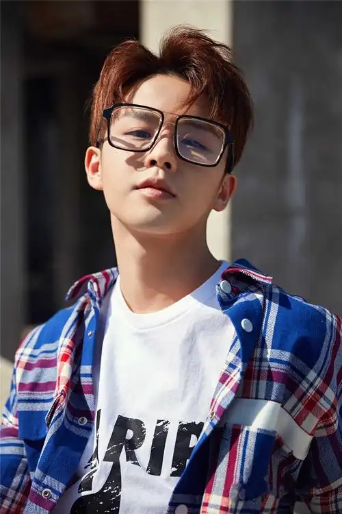 徐浩春日"暖蓝"写真曝光 框架眼镜展"斯文诱惑"